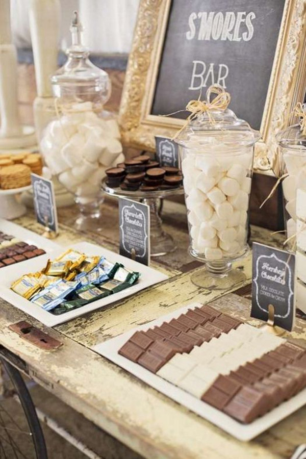 <strong>S’more’s Station </strong>
A s’mores station can be enjoyed no matter the wedding. Add some bite-sized pastries to take this culinary delight from campfire to wedding-worthy. 
