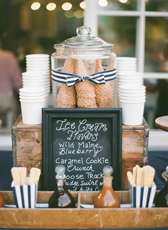 <strong>Ice Cream Bar</strong>
Much more elegant than an ice cream cake, an ice cream bar filled with different flavors will please guests with different tastes. 