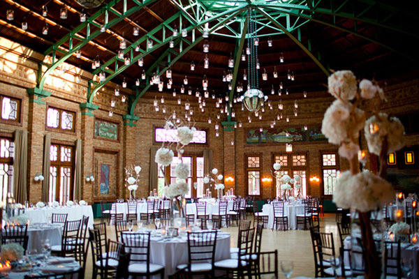 <strong>Suspended candles</strong>
Give your venue a kiss of a mid-summer night’s dream with candles that hang from the ceiling, or, if outdoors, the branches of tall floral arrangement or from the branches of trees. Place candles in mason jars for a whimsical tone.  
