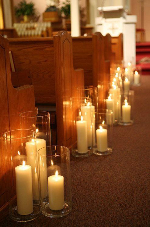 <strong>Cluster of candles</strong>
Sprinkle the middle of the table with dainty tea candles for effortless charm, or use clusters of pillars to draw the eye. 
