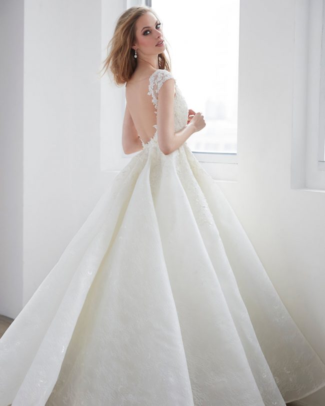 best gown for pear shaped body