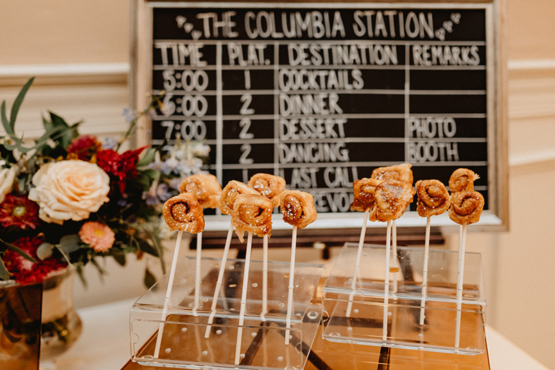 Cinnamon Bun Lollipops